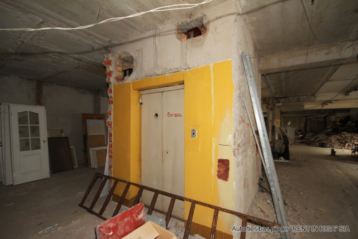 Sludinājumi. Tirdzniecības/biroja telpas pie \'Mēbeļu nams\'.  + 1. stāvs 400 m2.   - Ieeja no fasādes, skatlogi. Cena: 4000 EUR/mēn Foto #7