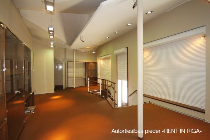 Объявление. Продается здание-магазин в центре общей площадью со всеми городскими коммуникациями. Имеется Цена: 220000 EUR Foto #3