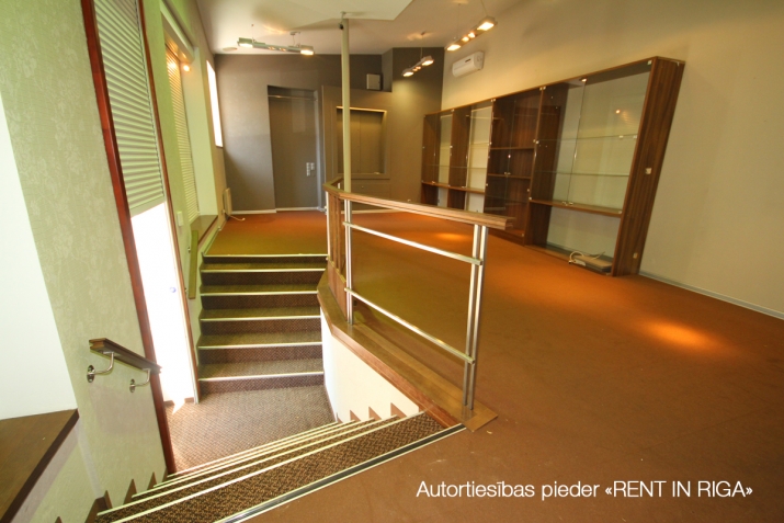 Объявление. Продается здание-магазин в центре общей площадью со всеми городскими коммуникациями. Имеется Цена: 220000 EUR Foto #4