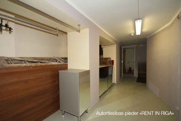 Объявление. Продается здание-магазин в центре общей площадью со всеми городскими коммуникациями. Имеется Цена: 220000 EUR Foto #8