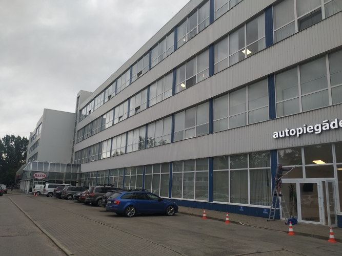 Sludinājumi. Piedāvājumā telpas Ķengaragā.  + 1. stāvs. + Lieli skatlogi. + Nomniekam iespēja izbūvēt savu ieeju Cena: 8000 EUR/mēn Foto #2