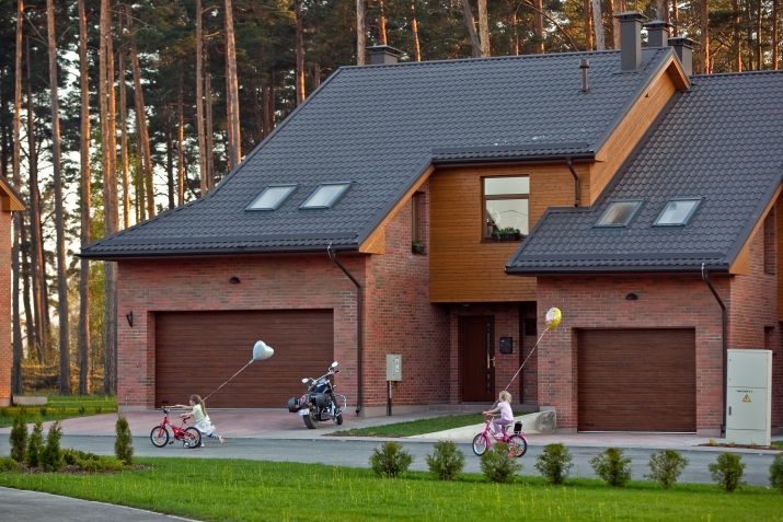 Sludinājumi. Tiek piedāvāta kvalitatīva rindu māja, klusā vietā. Ciemats ir pilnībā nožogots un apsargāts. Cena: 275000 EUR Foto #1