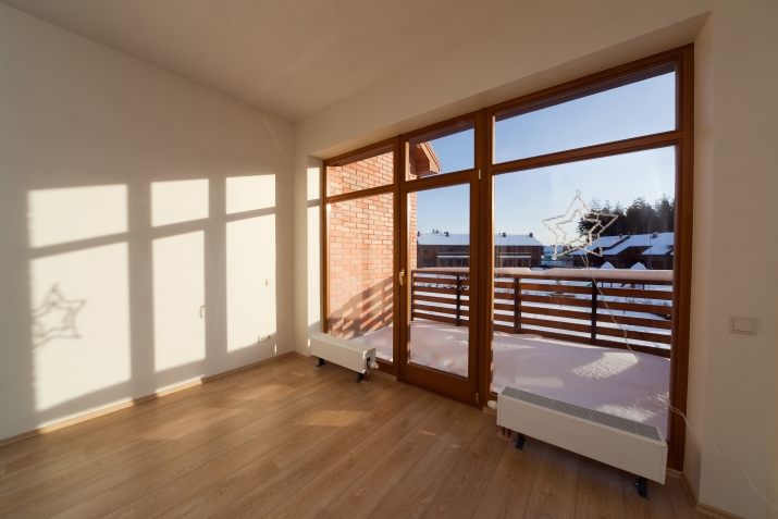 Sludinājumi. Tiek piedāvāta kvalitatīva rindu māja, klusā vietā. Ciemats ir pilnībā nožogots un apsargāts. Cena: 275000 EUR Foto #9