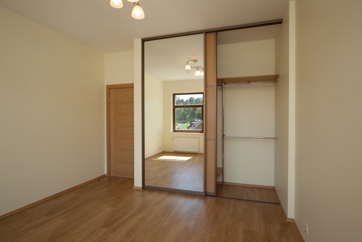 Sludinājumi. Tiek piedāvāta kvalitatīva rindu māja, klusā vietā. Ciemats ir pilnībā nožogots un apsargāts. Cena: 275000 EUR Foto #6