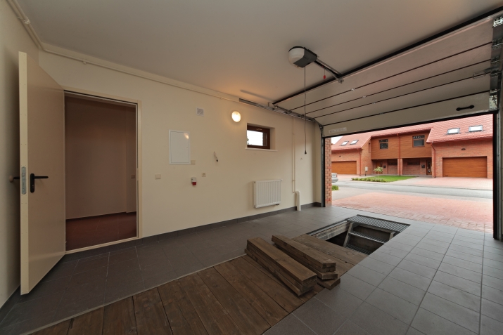 Sludinājumi. Tiek piedāvāta kvalitatīva rindu māja, klusā vietā. Ciemats ir pilnībā nožogots un apsargāts. Cena: 275000 EUR Foto #4