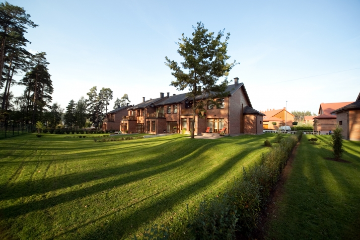 Sludinājumi. Tiek piedāvāta kvalitatīva rindu māja, klusā vietā. Ciemats ir pilnībā nožogots un apsargāts. Cena: 275000 EUR Foto #3