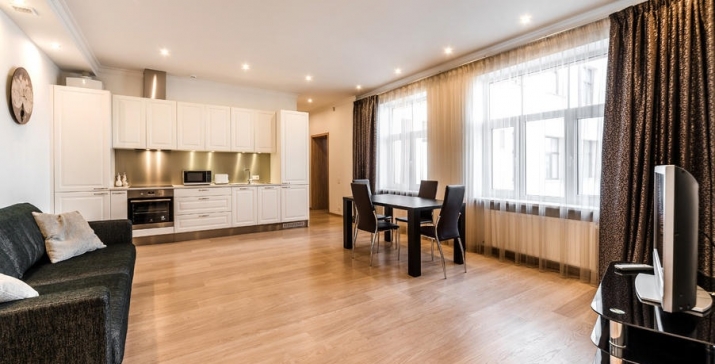 Sludinājumi. Pašā Rīgas centrā klusā vietā tiek izīrēts 3 istabu dzīvoklis ilgtermiņā. Dzīvoklis ir pilnībā Cena: 1100 EUR/mēn Foto #1