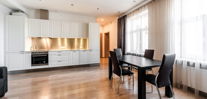 Sludinājumi. Pašā Rīgas centrā klusā vietā tiek izīrēts 3 istabu dzīvoklis ilgtermiņā. Dzīvoklis ir pilnībā Cena: 1100 EUR/mēn Foto #2