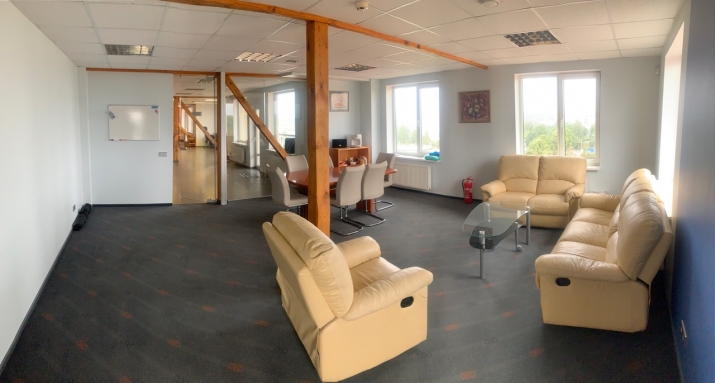 Sludinājumi. Birojs Sarkandaugavā, renovētā ēkā.  + 7. stāvs. + Platība sastāv no divām atvērtām telpām un wc. + Cena: 1710 EUR/mēn Foto #1