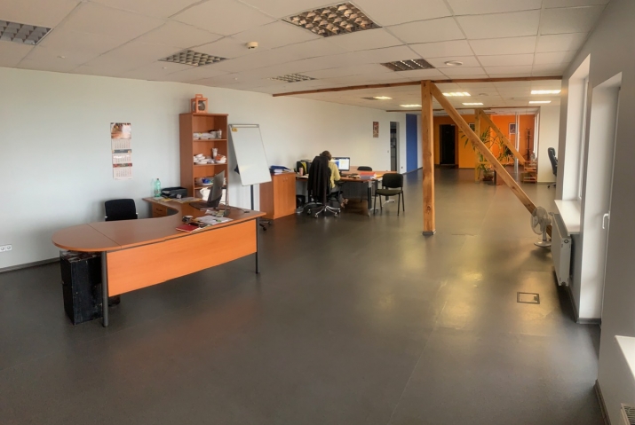 Sludinājumi. Birojs Sarkandaugavā, renovētā ēkā.  + 7. stāvs. + Platība sastāv no divām atvērtām telpām un wc. + Cena: 1710 EUR/mēn Foto #2