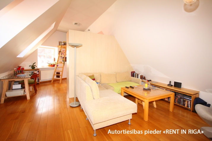 Sludinājumi. Saules apspīdēts mansarda dzīvoklis pašā Rīgas sirdī  + Renovēta māja; + dzīvoklis ar skatu uz Cena: 185000 EUR Foto #1