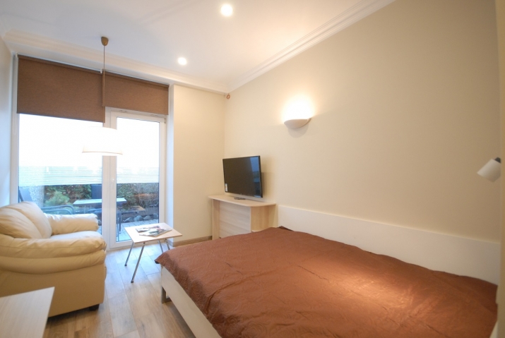 Sludinājumi. Ilgtermiņā tiek piedāvāts neliels, mājīgs studio dzīvoklis ar terasi-mini dārzu. Ideāls kā dienesta Cena: 450 EUR/mēn Foto #2
