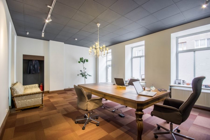 Sludinājumi. Tiek piedāvātas biroja telpas Klusajā centrā, Vīlandes ielā.  Plāns: zāle, trīs istabas, neliela Cena: 180000 EUR Foto #5