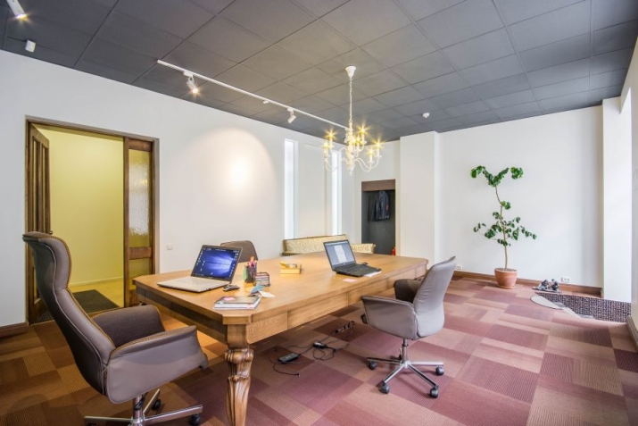 Sludinājumi. Tiek piedāvātas biroja telpas Klusajā centrā, Vīlandes ielā.  Plāns: zāle, trīs istabas, neliela Cena: 180000 EUR Foto #4