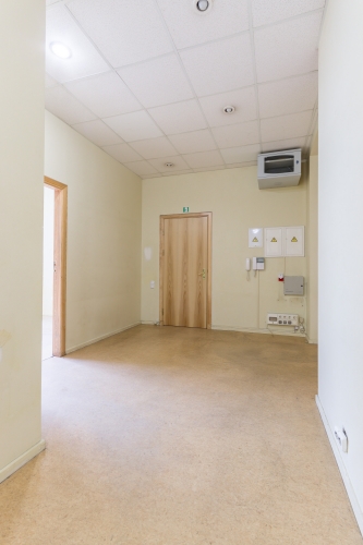 Sludinājumi. Tiek piedāvātas biroja telpas Klusajā centrā, Vīlandes ielā.  Plāns: zāle, trīs istabas, neliela Cena: 180000 EUR Foto #9