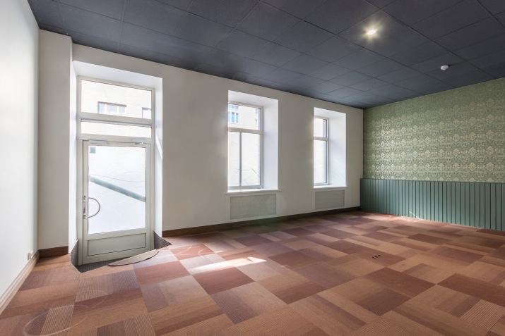 Sludinājumi. Tiek piedāvātas biroja telpas Klusajā centrā, Vīlandes ielā.  Plāns: zāle, trīs istabas, neliela Cena: 180000 EUR Foto #1