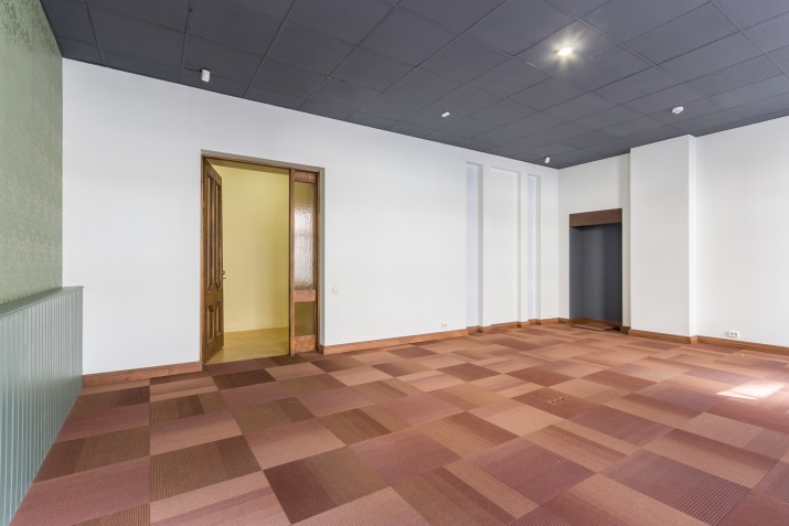 Sludinājumi. Tiek piedāvātas biroja telpas Klusajā centrā, Vīlandes ielā.  Plāns: zāle, trīs istabas, neliela Cena: 180000 EUR Foto #2