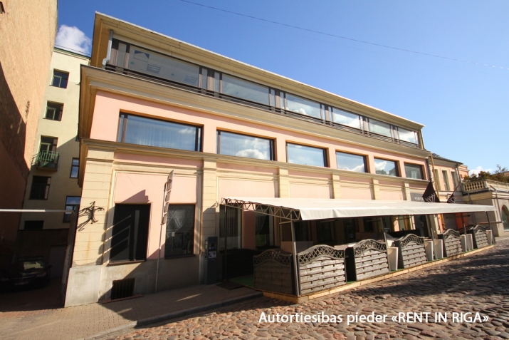 Объявление. Продается хороший, ухоженный дом.  Недвижимость состоит из 2 отдельных, но физически связанных Цена: 2.2e+06 EUR Foto #6