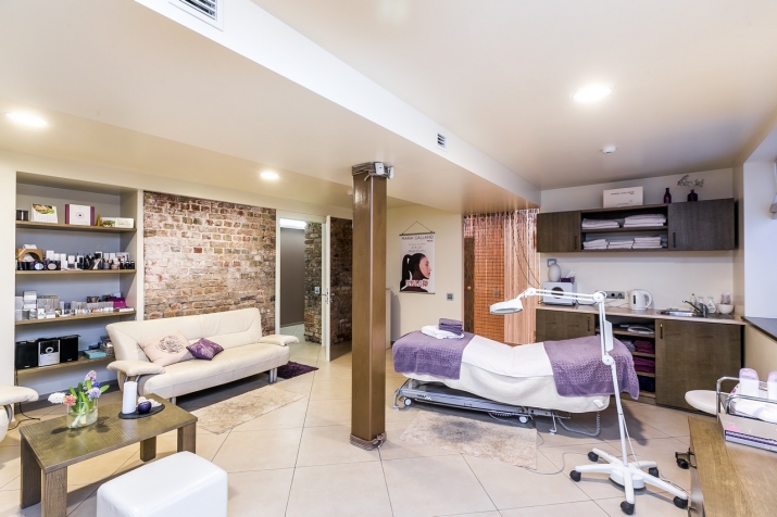 Объявление. Īpašums atrodas jūgendstila ēkas labiekārtota iekšpagalma..  + Salons ir izvietots divos līmeņos:  Цена: 220000 EUR Foto #6