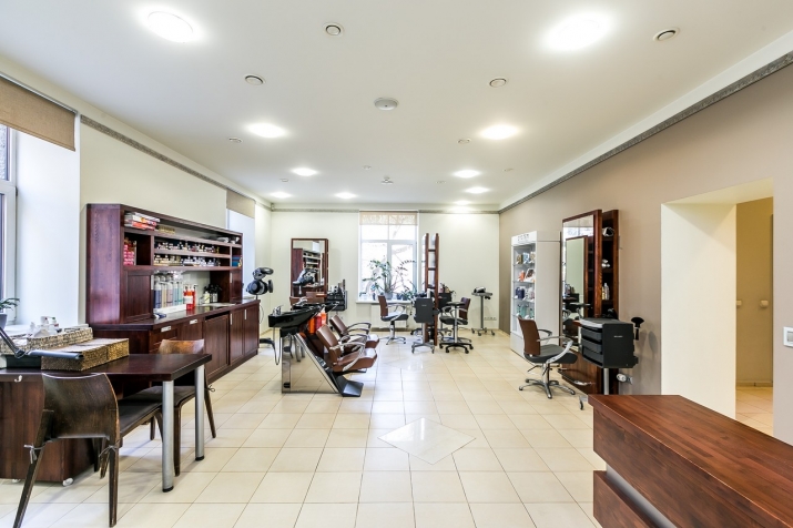 Объявление. Īpašums atrodas jūgendstila ēkas labiekārtota iekšpagalma..  + Salons ir izvietots divos līmeņos:  Цена: 220000 EUR Foto #2