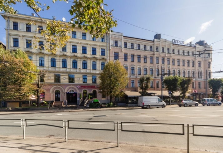 Sludinājumi. Pēc kapitālā remonta pilsētas centrā pārdod dzīvokli. Dzīvoklis atrodas 2. stāvā, puse no logiem Cena: 290000 EUR Foto #1