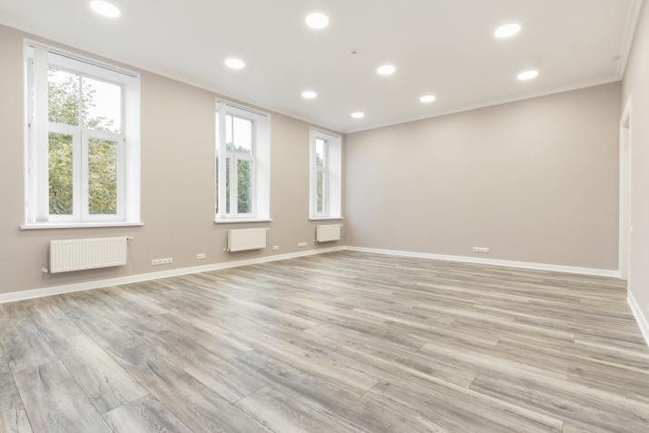 Sludinājumi. Pēc kapitālā remonta pilsētas centrā tiek pidāvāts ekskluzīvs dzīvoklis. Dzīvoklis atrodas 2. Cena: 2000 EUR/mēn Foto #1