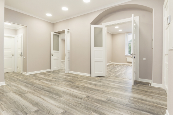 Sludinājumi. Pēc kapitālā remonta pilsētas centrā pārdod ekskluzīvu dzīvokli. Dzīvoklis atrodas 2. stāvā, puse Cena: 290000 EUR Foto #1