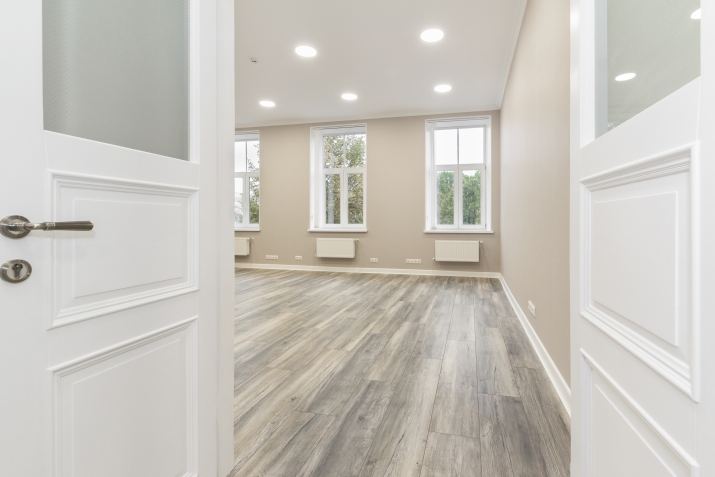 Sludinājumi. Pēc kapitālā remonta pilsētas centrā pārdod ekskluzīvu dzīvokli. Dzīvoklis atrodas 2. stāvā, puse Cena: 290000 EUR Foto #2