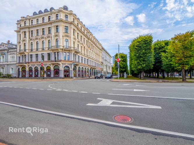 Sludinājumi. Tirdzniecības telpas labākajā vietā Rīgā, pie Brīvības pieminekļa, Brīvības ielas un Raiņa bulvāra Cena: 1.8e+06 EUR Foto #1
