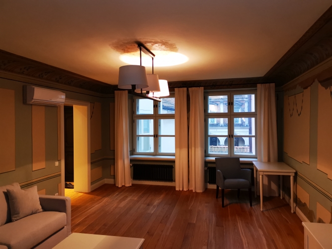 Sludinājumi. Piedāvājam Jums vēsturiskus apartamentus, kas atrodas vienā no vecākajām ielām Vecpilsētā - Jāņu Cena: 900 EUR/mēn Foto #1