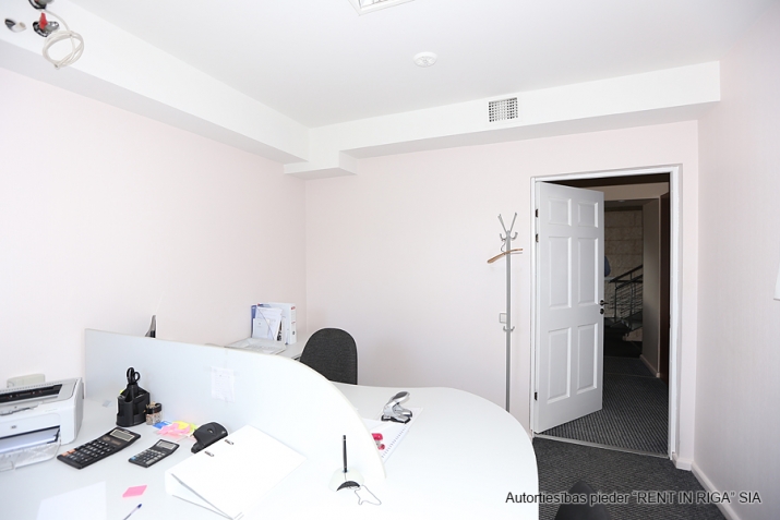 Sludinājumi. Tiek iznomāti mēbelēti biroji Kalna ielā 2.  Ēkai ir 4 stāvi, bez lifta. Iznomājam ēkas 3 stāvus Cena: 1368 EUR/mēn Foto #6