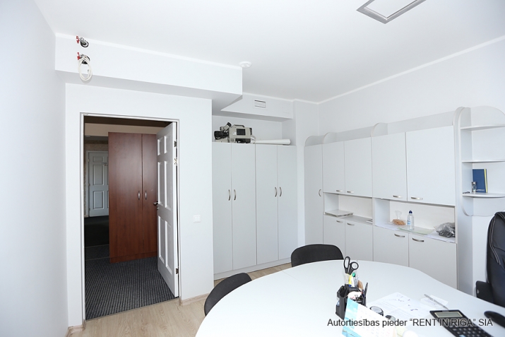 Sludinājumi. Tiek iznomāti mēbelēti biroji Kalna ielā 2.  Ēkai ir 4 stāvi, bez lifta. Iznomājam ēkas 3 stāvus Cena: 1368 EUR/mēn Foto #7