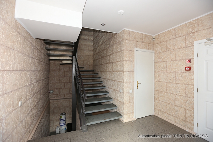 Sludinājumi. Tiek iznomāti mēbelēti biroji Kalna ielā 2.  Ēkai ir 4 stāvi, bez lifta. Iznomājam ēkas 3 stāvus Cena: 642 EUR/mēn Foto #3