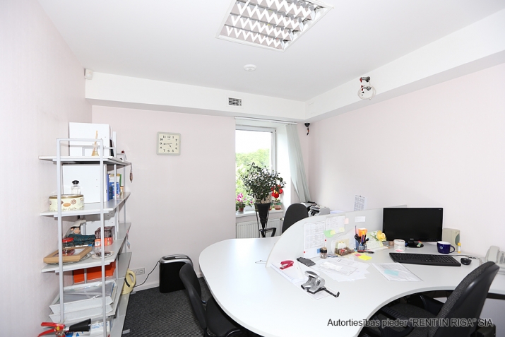 Sludinājumi. Tiek iznomāti mēbelēti biroji Kalna ielā 2.  Ēkai ir 4 stāvi, bez lifta. Iznomājam ēkas 3 stāvus Cena: 642 EUR/mēn Foto #4