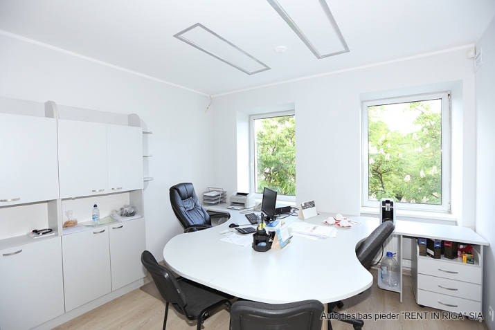 Sludinājumi. Tiek iznomāti mēbelēti biroji Kalna ielā 2.  Ēkai ir 4 stāvi, bez lifta. Iznomājam ēkas 3 stāvus Cena: 642 EUR/mēn Foto #5