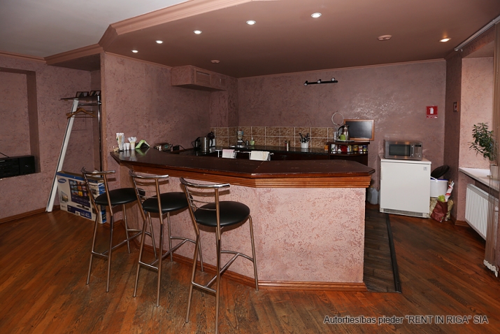 Sludinājumi. Tiek iznomāti mēbelēti biroji Kalna ielā 2.  Ēkai ir 4 stāvi, bez lifta. Iznomājam ēkas 3 stāvus Cena: 642 EUR/mēn Foto #8