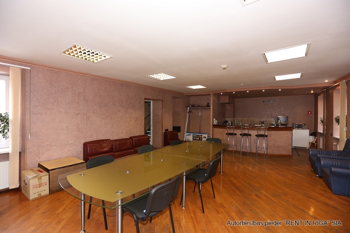 Sludinājumi. Tiek iznomāti mēbelēti biroji Kalna ielā 2.  Ēkai ir 4 stāvi, bez lifta. Iznomājam ēkas 3 stāvus Cena: 642 EUR/mēn Foto #9