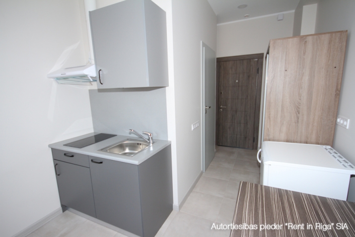 Sludinājumi. Tiek piedāvāts īrei gan ilgtermiņā (no seši mēneši), gan īstermiņā  - kompakts, mēbelēts 1 istabas Cena: 280 EUR/mēn Foto #2