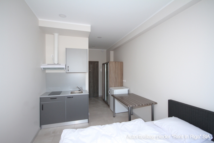 Sludinājumi. Tiek piedāvāts īrei gan ilgtermiņā (no seši mēneši), gan īstermiņā  - kompakts, mēbelēts 1 istabas Cena: 280 EUR/mēn Foto #1