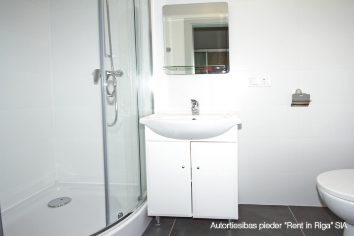 Sludinājumi. Tiek piedāvāts īrei gan ilgtermiņā (no seši mēneši), gan īstermiņā  - kompakts, mēbelēts 1 istabas Cena: 280 EUR/mēn Foto #4