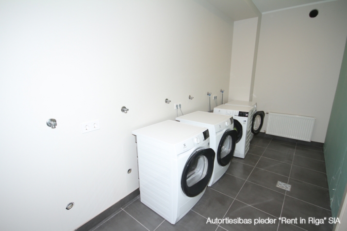 Sludinājumi. Tiek piedāvāts īrei gan ilgtermiņā (no seši mēneši), gan īstermiņā  - kompakts, mēbelēts 1 istabas Cena: 280 EUR/mēn Foto #6