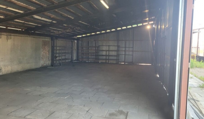 Объявление. Tiek iznomāts neapsildāms metāla angārs. Mehāniskie paceļamie vārti.   Vārtu augstums 2, 90 m. Цена: 500 EUR/мес. Foto #3