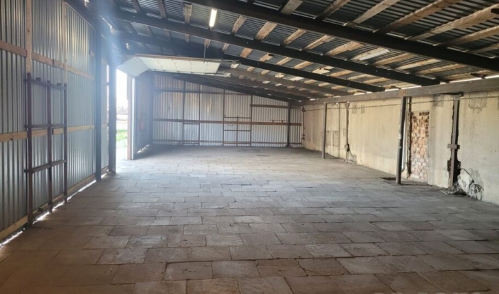 Объявление. Tiek iznomāts neapsildāms metāla angārs. Mehāniskie paceļamie vārti.   Vārtu augstums 2, 90 m. Цена: 500 EUR/мес. Foto #2