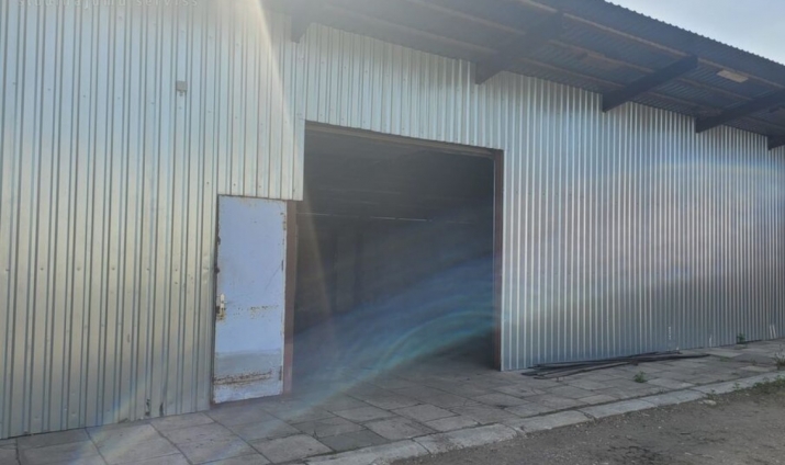 Объявление. Tiek iznomāts neapsildāms metāla angārs. Mehāniskie paceļamie vārti.   Vārtu augstums 2, 90 m. Цена: 500 EUR/мес. Foto #1