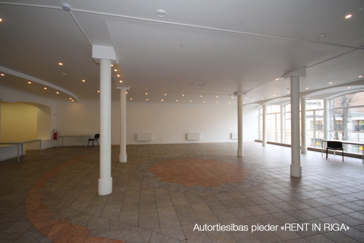 Sludinājumi. Izīrē plašas atvērta plānojuma telpas  piemērotas birojam, apmācībām, ekspozīciju zālei, pasākumiem Cena: 2200 EUR/mēn Foto #2
