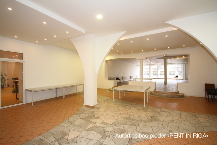 Sludinājumi. Izīrē plašas atvērta plānojuma telpas  piemērotas birojam, apmācībām, ekspozīciju zālei, pasākumiem Cena: 2200 EUR/mēn Foto #4