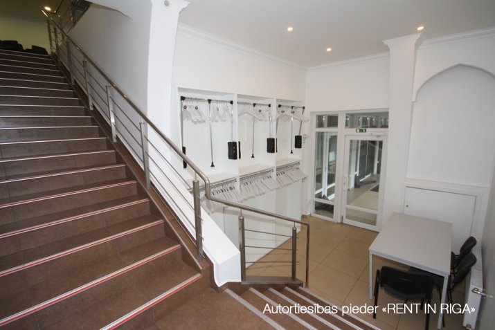 Sludinājumi. Izīrē plašas atvērta plānojuma telpas  piemērotas birojam, apmācībām, ekspozīciju zālei, pasākumiem Cena: 2200 EUR/mēn Foto #9