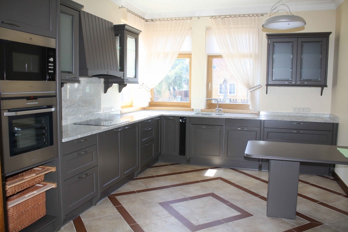 Sludinājumi. Piedāvājam īrēt mājīgu māju Jūrmalā. + Nožogota, sakopta teritorija, garāžas durvis ar pulti. + Cena: 2100 EUR/mēn Foto #1