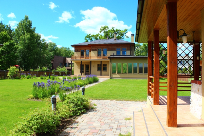 Sludinājumi. Piedāvājam īrēt mājīgu māju Jūrmalā. + Nožogota, sakopta teritorija, garāžas durvis ar pulti. + Cena: 2100 EUR/mēn Foto #9