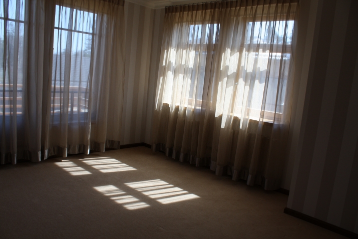 Sludinājumi. Piedāvājam īrēt mājīgu māju Jūrmalā. + Nožogota, sakopta teritorija, garāžas durvis ar pulti. + Cena: 2100 EUR/mēn Foto #4